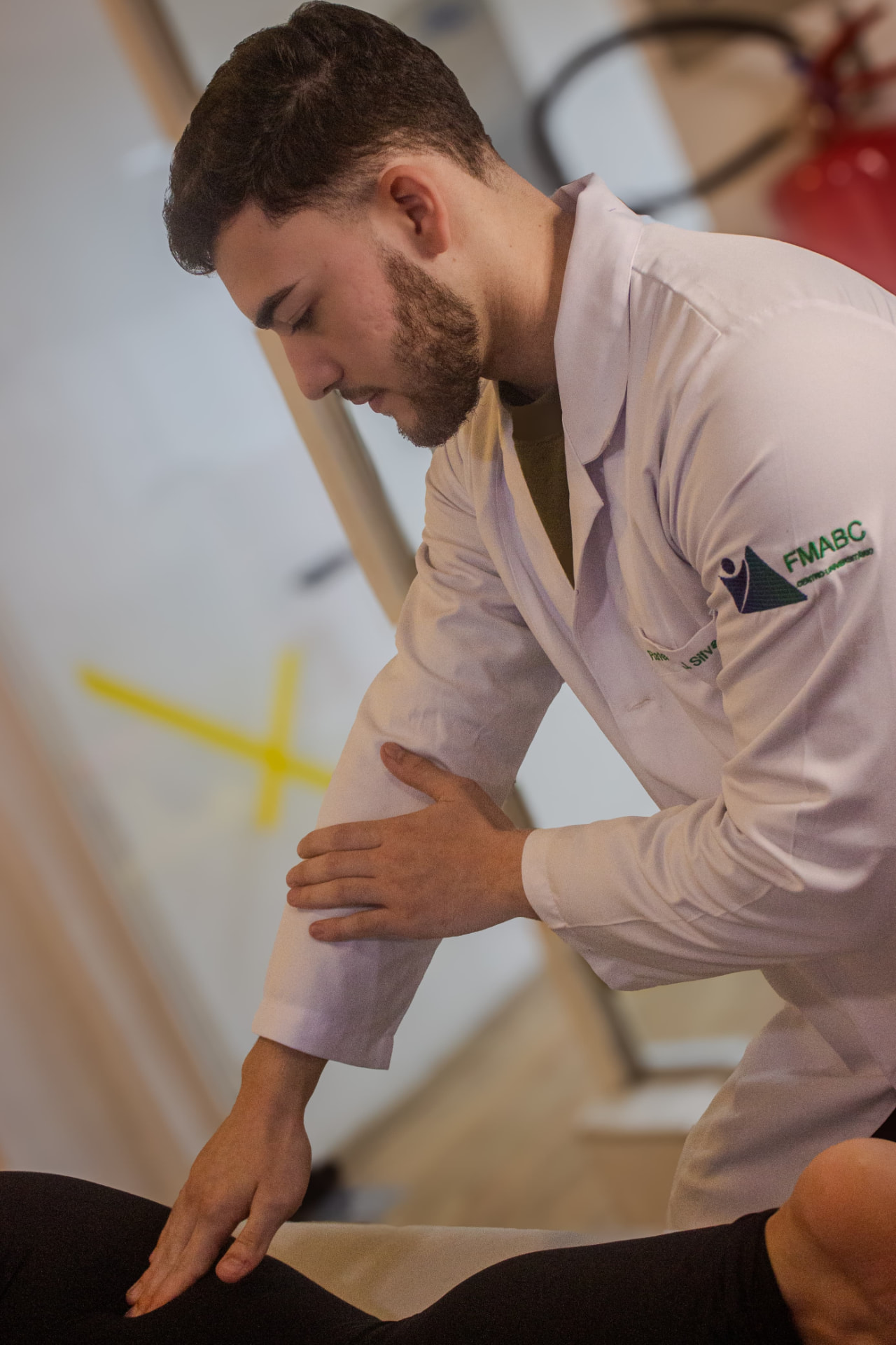 Rafael, terapeuta manual, aplicando técnica de terapia manual em paciente